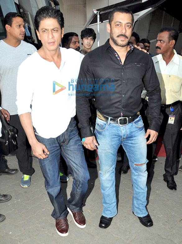shah rukh khan salman khan pose post promoting dilwale on bigg boss at mehboob studio 5