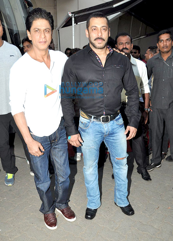 shah rukh khan salman khan pose post promoting dilwale on bigg boss at mehboob studio 7