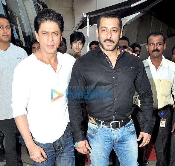 shah rukh khan salman khan pose post promoting dilwale on bigg boss at mehboob studio 2