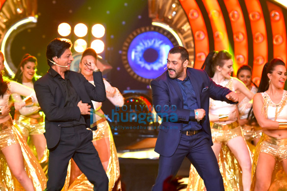 shah rukh khan kajol promote dilwale with salman khan on the sets of bigg boss 9 6