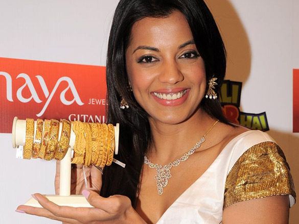mugdha launches gitanjalis jewellery saving plan 4