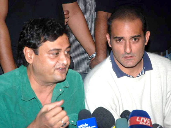 special screening of gali gali chor hai held for anna hazare 8