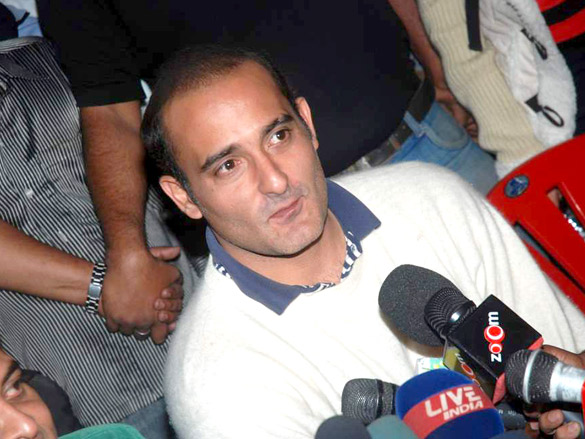 special screening of gali gali chor hai held for anna hazare 10