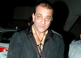 Sanjay Dutt goes to Rishi Kapoor’s house for impromptu party Sanjay Dutt goes to Rishi Kapoor’s house for impromptu party