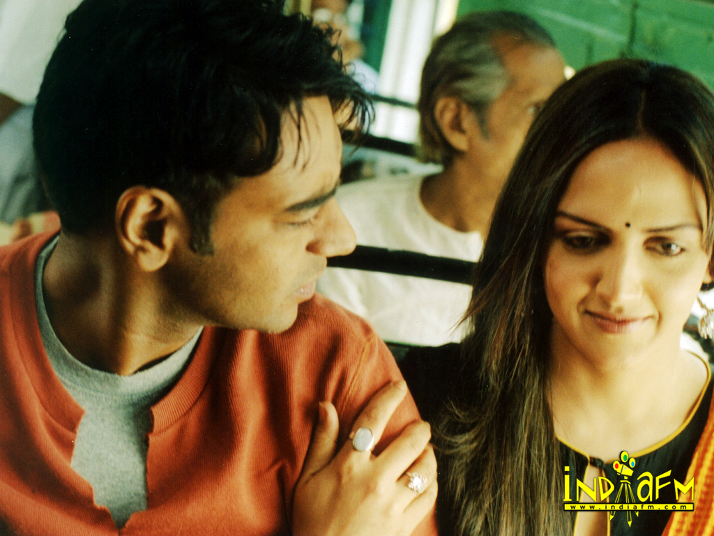 Yuva 2004 Wallpapers Yuva 2004 HD Images Photos ajaydevgneshadeol Bollywood Hungama