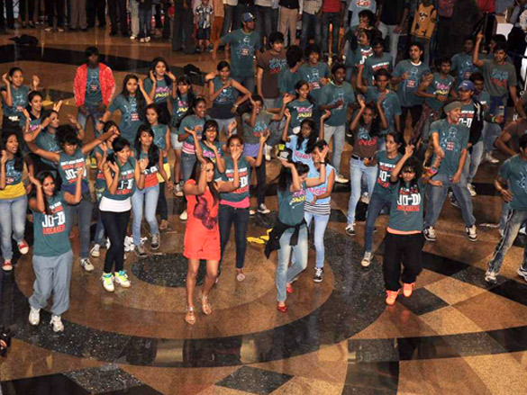 bipasha at flash mob for jodi breakers 6