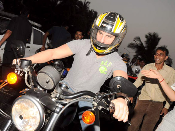 saif takes a bike ride to promote agent vinod 10