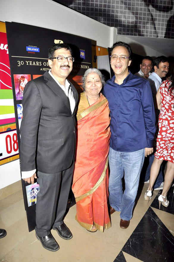 sanjay dutt and dia mirza at munnabhai mbbs screening 6