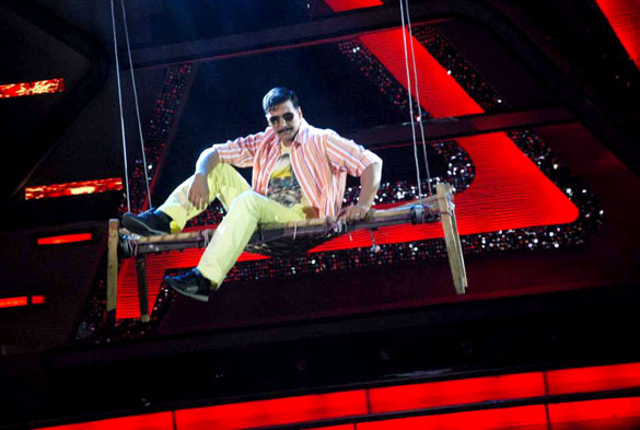 akshay kumar promotes rowdy rathore on dance india dance 3