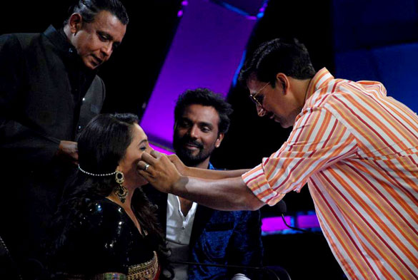 akshay kumar promotes rowdy rathore on dance india dance 6