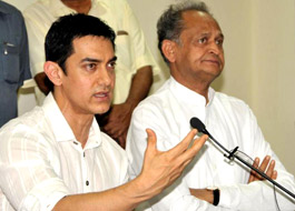 Aamir and Rajasthan CM vow to fight female foeticide