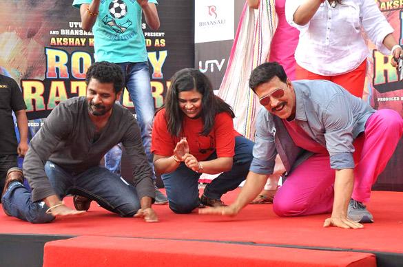 promotional rickshaw race for rowdy rathore 4