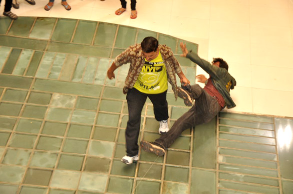 akshay sonakshi promote rowdy rathore on the sets of cid 6