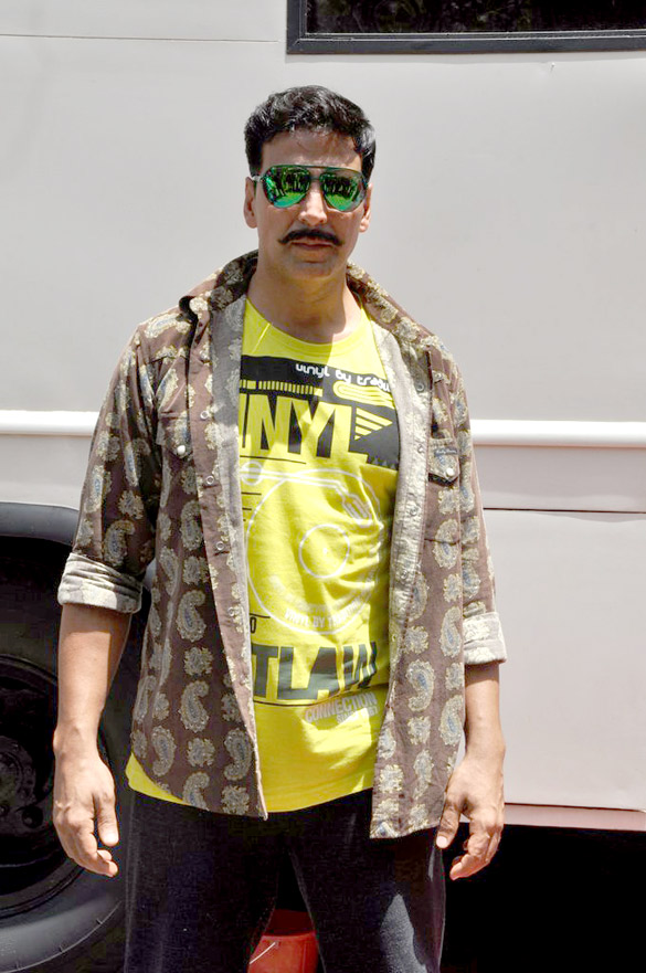 akshay sonakshi promote rowdy rathore on the sets of cid 7