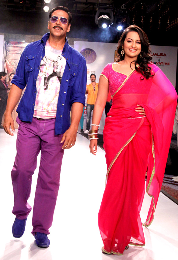 akshay sonakshi promote rowdy rathore at the rajasthan fashion week 5