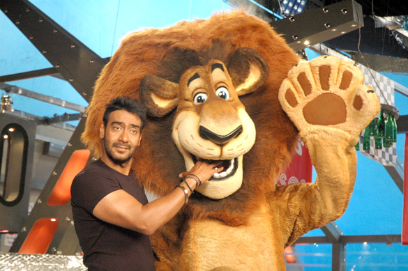 ajay devgn meets alex the lion on sets of son of sardaar 5