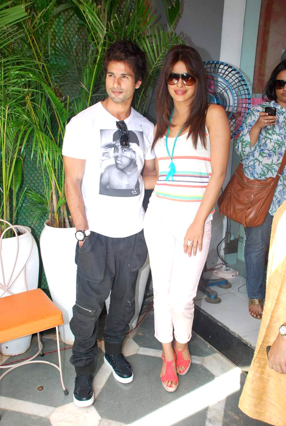 shahid and priyanka promote teri meri kahaani at cocoberry 4