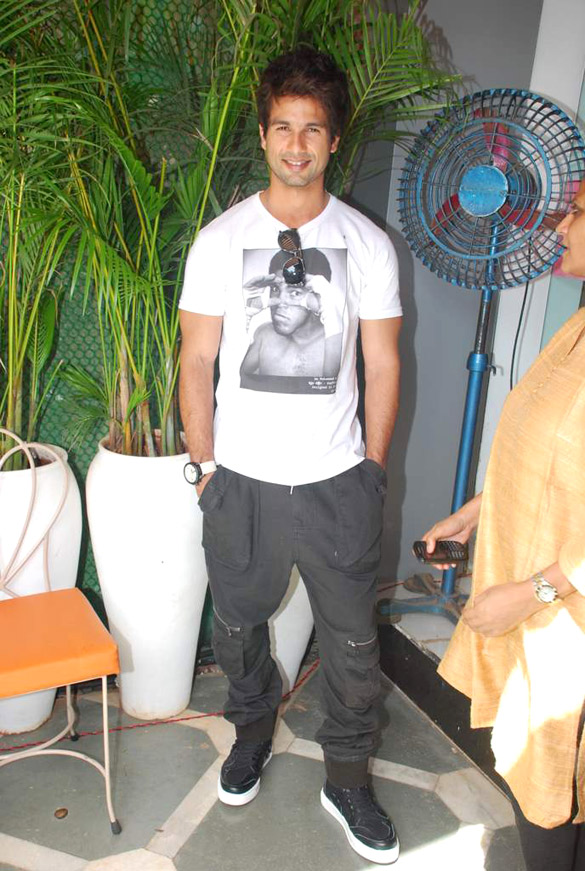 shahid and priyanka promote teri meri kahaani at cocoberry 7