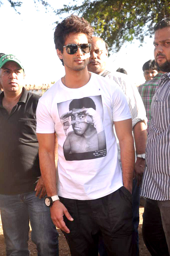 shahid priyanka board train from marine lines station 13