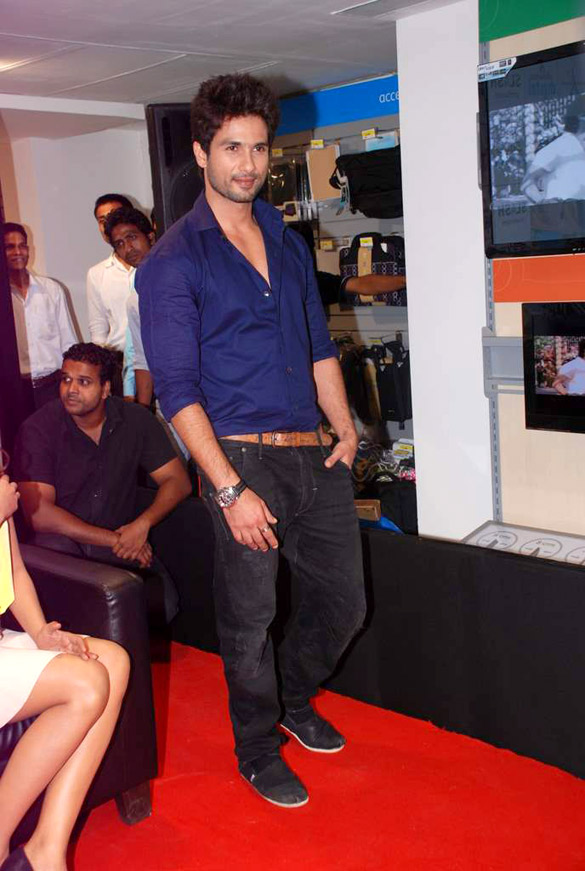 shahid priyanka promote teri meri kahaani at reliance digital 6