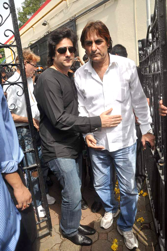 celebs grace dara singhs funeral 8