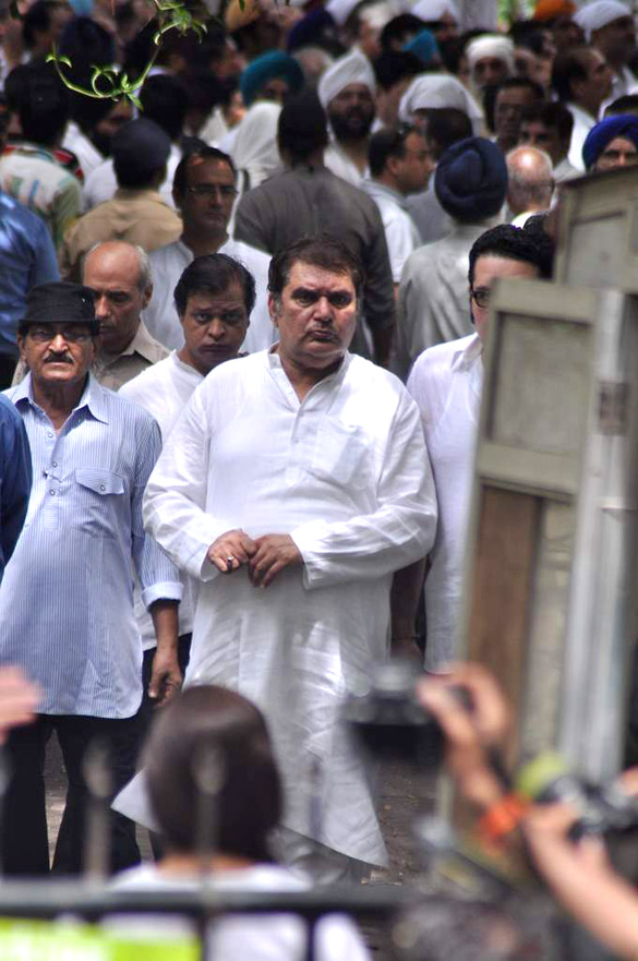 celebs grace dara singhs funeral 9