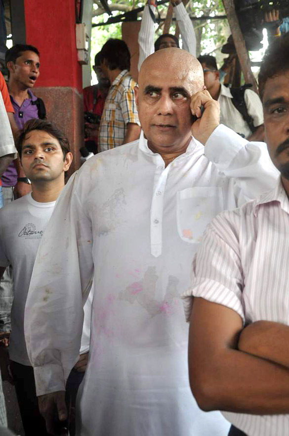 celebs grace dara singhs funeral 10