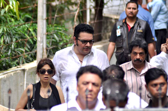 celebs grace dara singhs funeral 11