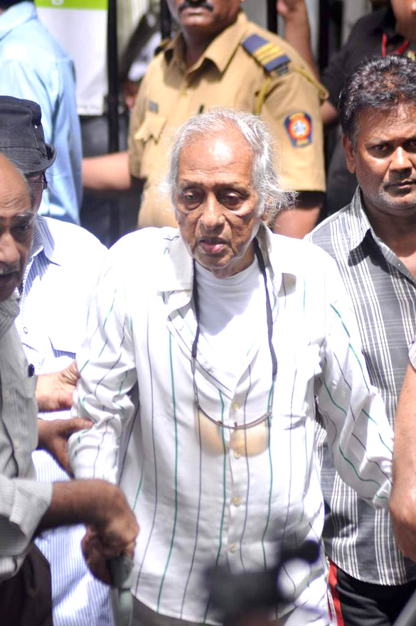 celebs grace dara singhs funeral 12