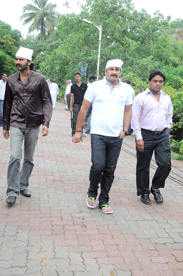 celebs grace dara singhs funeral 14