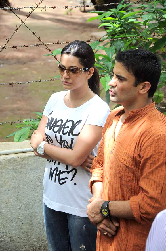 celebs grace dara singhs funeral 23