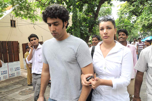 celebs grace dara singhs funeral 24