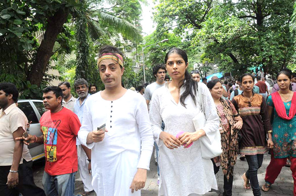 celebs grace dara singhs funeral 25