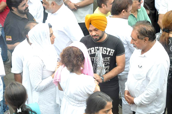 celebs grace dara singhs funeral 29