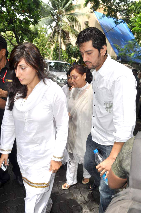 abhishek tabu and others visit dara singhs home 5