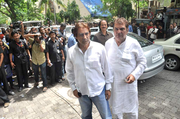 abhishek tabu and others visit dara singhs home 7