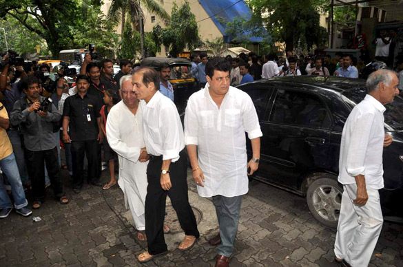 abhishek tabu and others visit dara singhs home 11