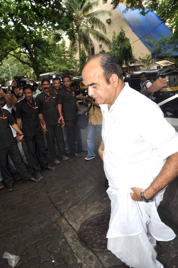 abhishek tabu and others visit dara singhs home 13