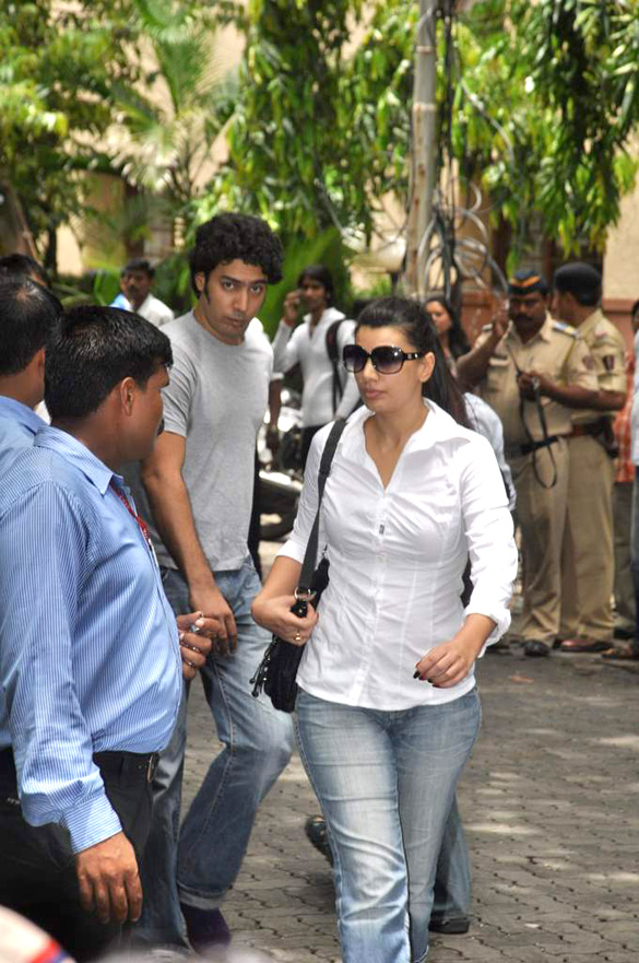 abhishek tabu and others visit dara singhs home 18