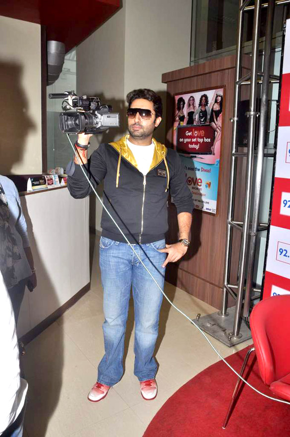 abhishek with rohit shetty rj yamini promote bol bachchan 11
