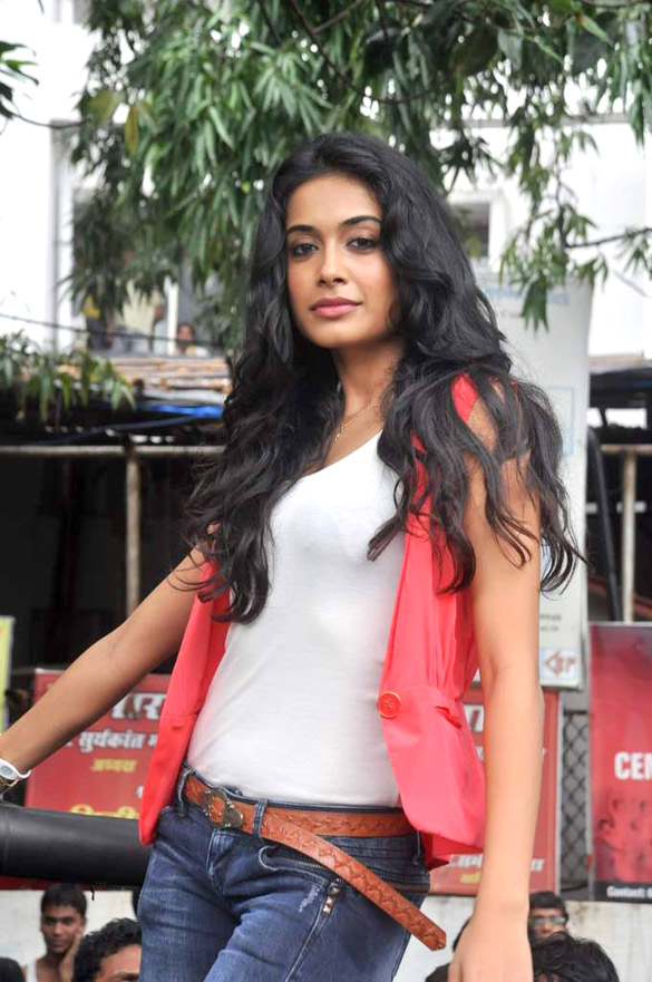 sarah jane dias promotes kyaa super kool hain hum 6