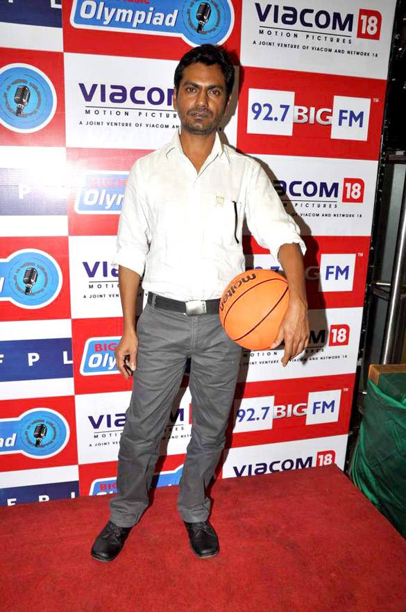 starcast of gangs of wasseypur 2 on the sets of 92 7 big fm 8