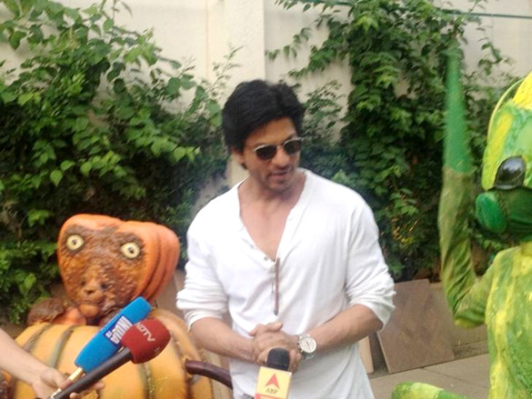 shahrukh khan meets the aliens from the movie joker at mannat 3
