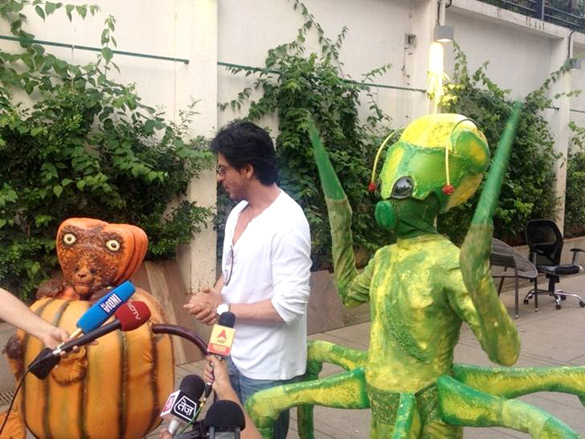 shahrukh khan meets the aliens from the movie joker at mannat 4
