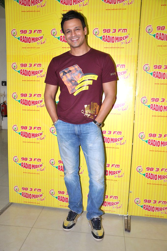 vivek oberoi promotes kismet love paisa dilli at 98 3 fm radio mirchi 2