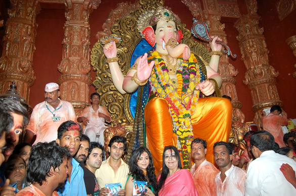dehraadun diary team vists lalbaugh cha raja 3