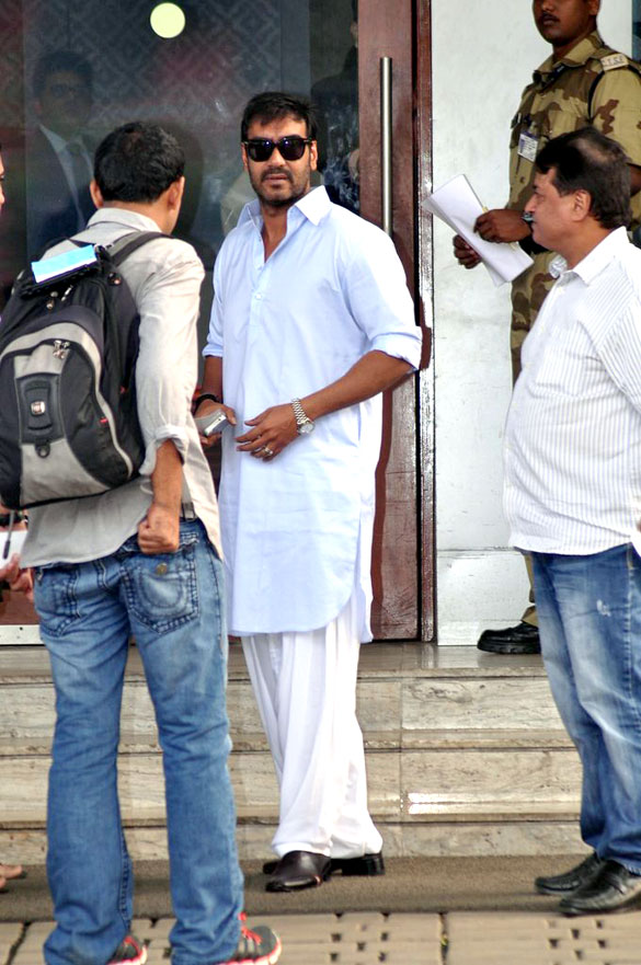 ajay and sonakshi return after visiting the golden temple 3