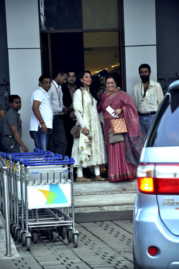 ajay and sonakshi return after visiting the golden temple 4