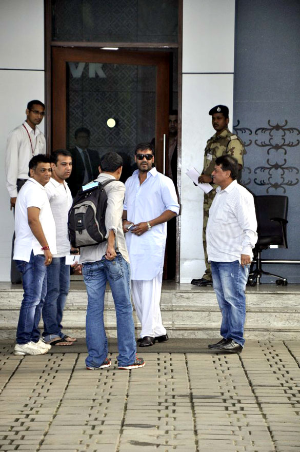 ajay and sonakshi return after visiting the golden temple 8