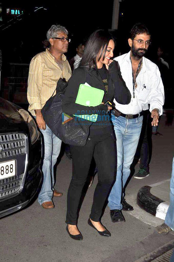 ajay sonakshi return from formula one indian grand prix 9
